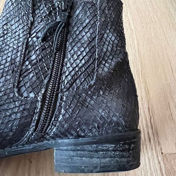 Stuart Weitzman‎ black snake skin flat chelsea boot zip side 7.5M made in spain - Picture 13 of 13